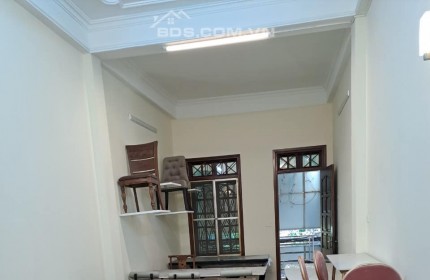 Cho thuê nhà nguyên căn mặt phố Đường Láng 70m2* 4 tầng, giá 30 triệu/tháng (có thương lượng)